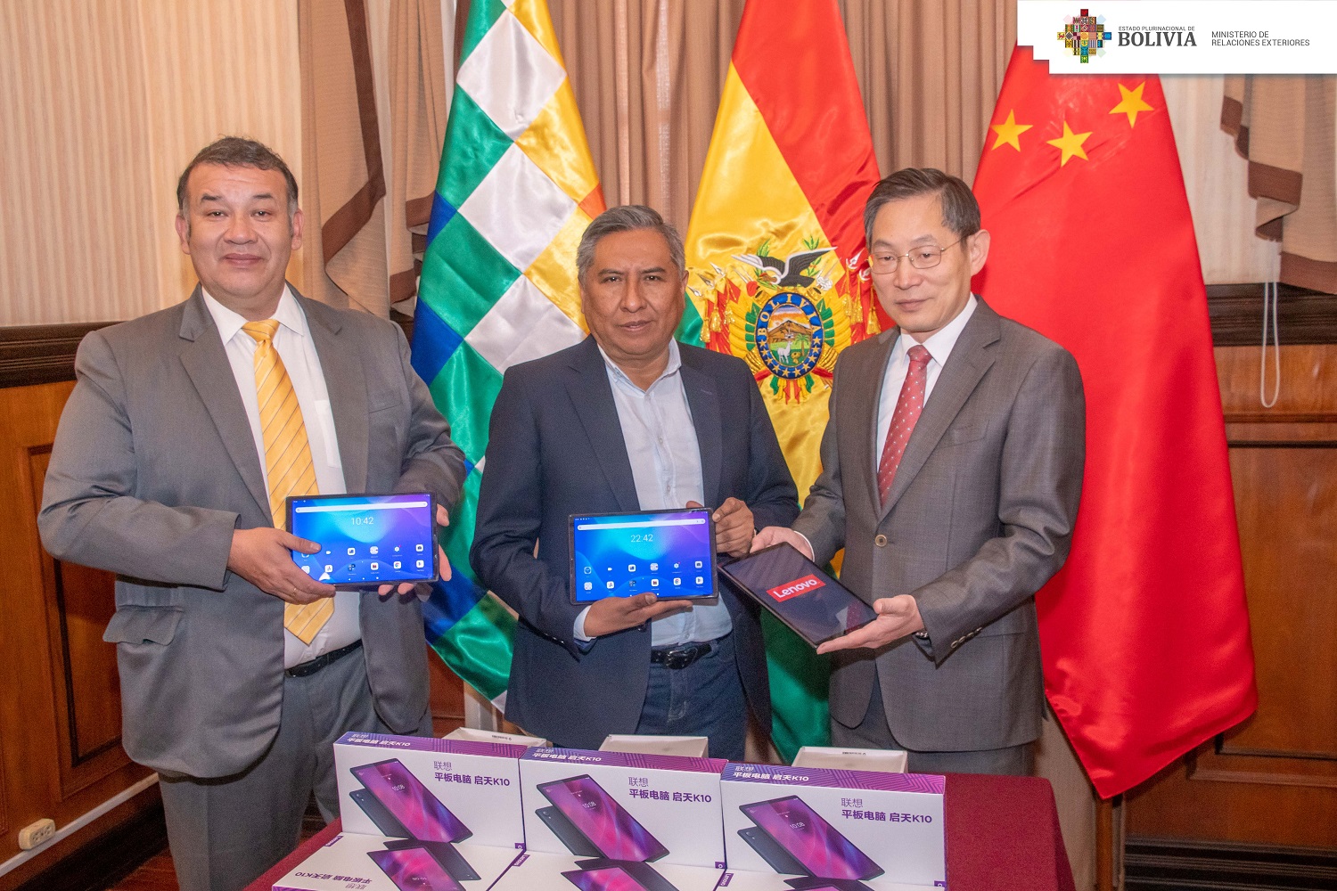 China entrega 1.548 tablets a Bolivia como apoyo al Censo de Población 2024