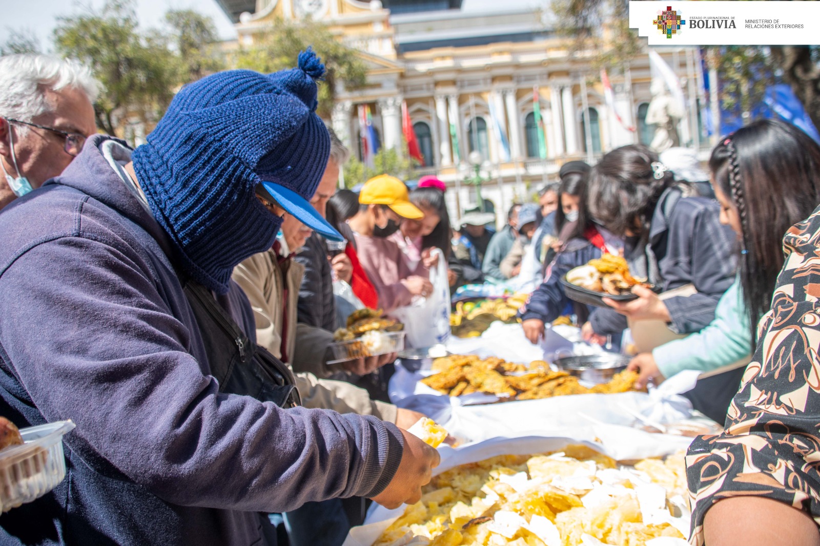 Un “Apthapi antirracista” celebra la diversidad del pueblo boliviano 